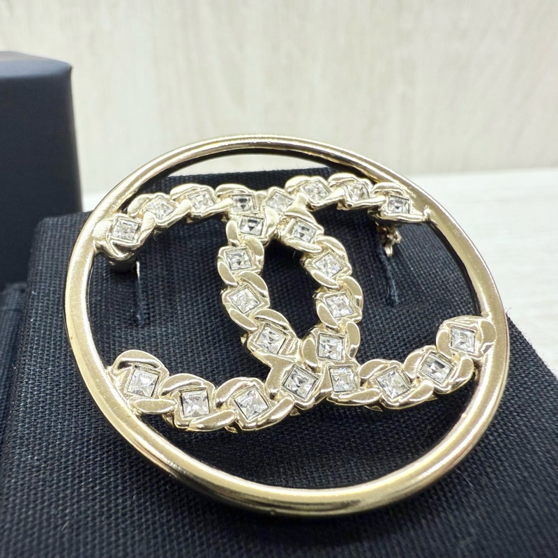 CHANEL金色圓環雙C拚方水晶胸針-1