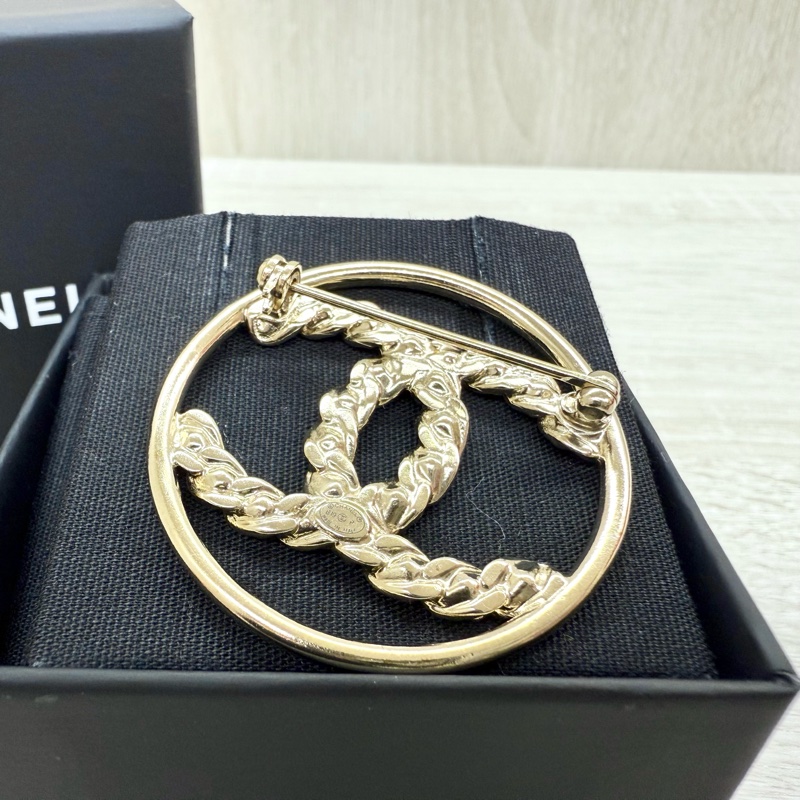 CHANEL金色圓環雙C拚方水晶胸針-3