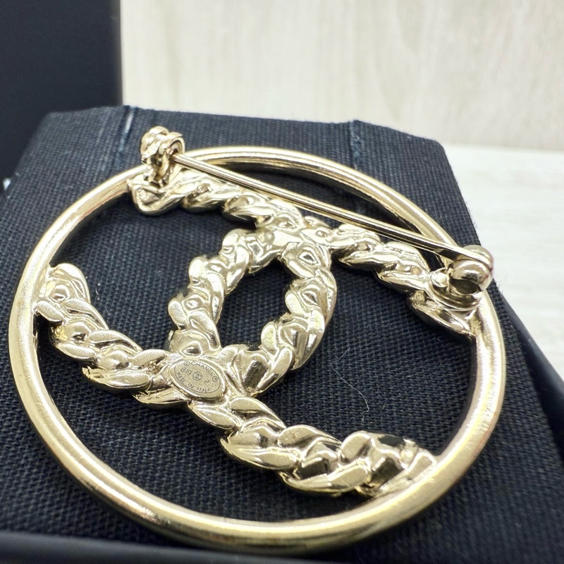 CHANEL金色圓環雙C拚方水晶胸針-4