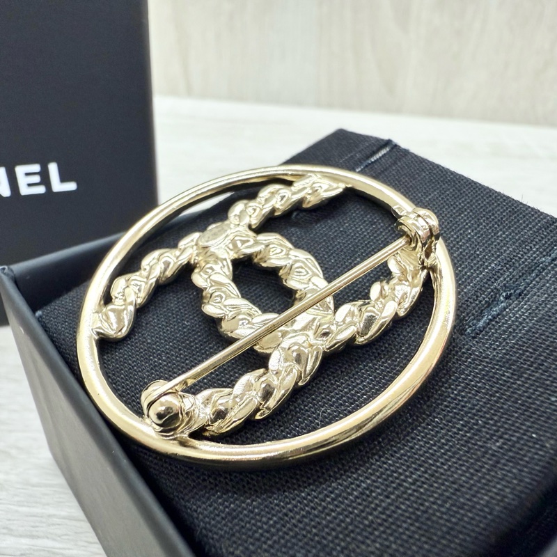 CHANEL金色圓環雙C拚方水晶胸針-7