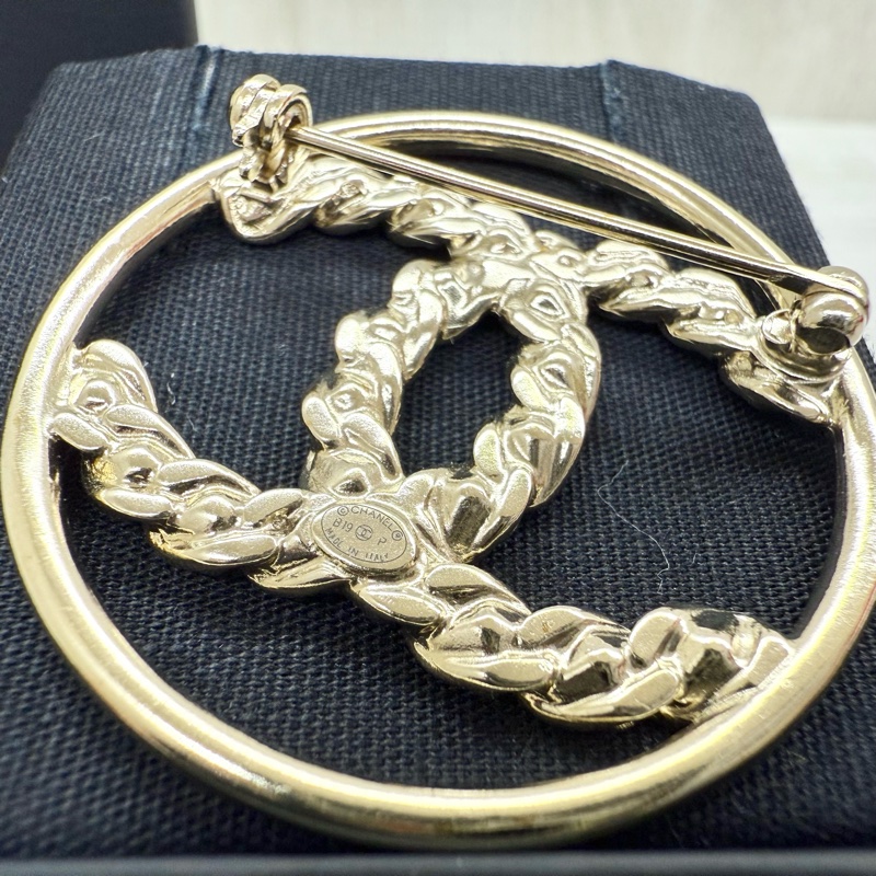 CHANEL金色圓環雙C拚方水晶胸針-8