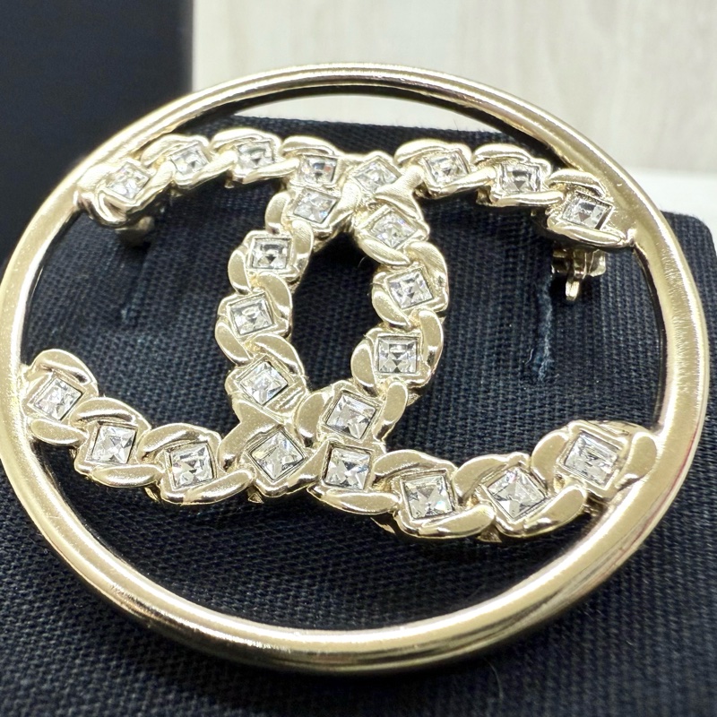 CHANEL金色圓環雙C拚方水晶胸針-9