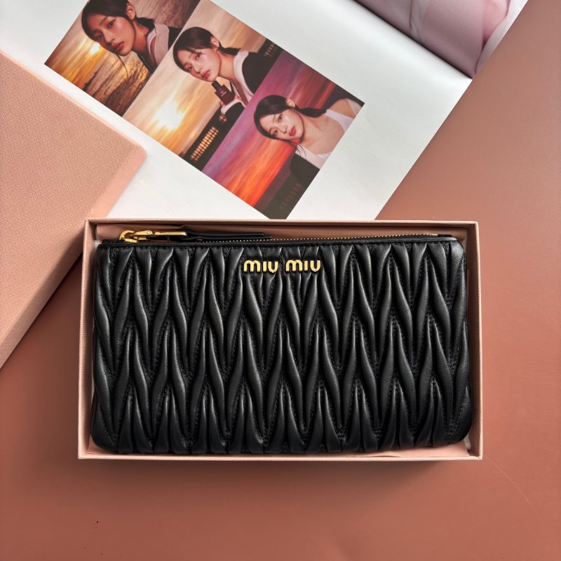 ::Miu Miu:: Matelassé 金字 黑納帕皮革 一字拉鍊手拿包 長錢包 長夾 零錢包-0