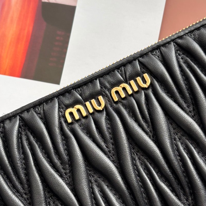 ::Miu Miu:: Matelassé 金字 黑納帕皮革 一字拉鍊手拿包 長錢包 長夾 零錢包-1
