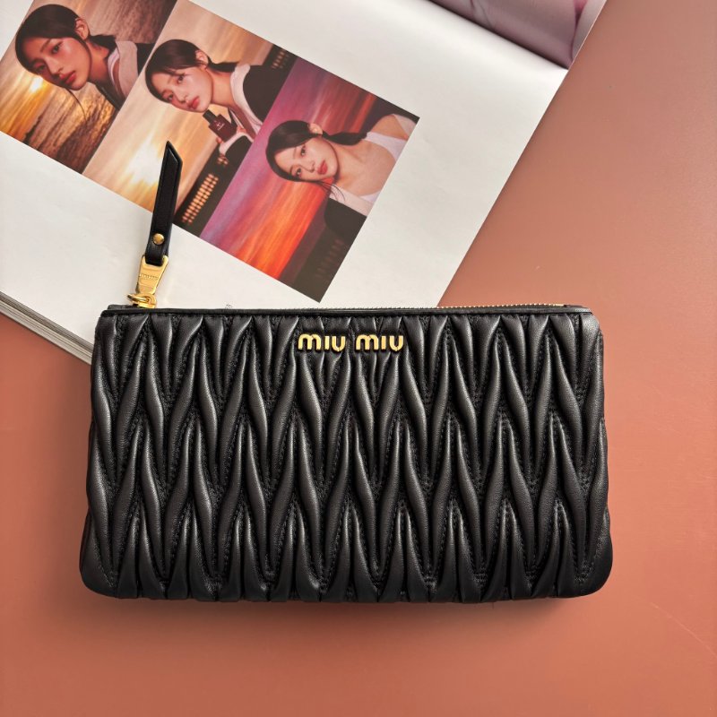 ::Miu Miu:: Matelassé 金字 黑納帕皮革 一字拉鍊手拿包 長錢包 長夾 零錢包-2
