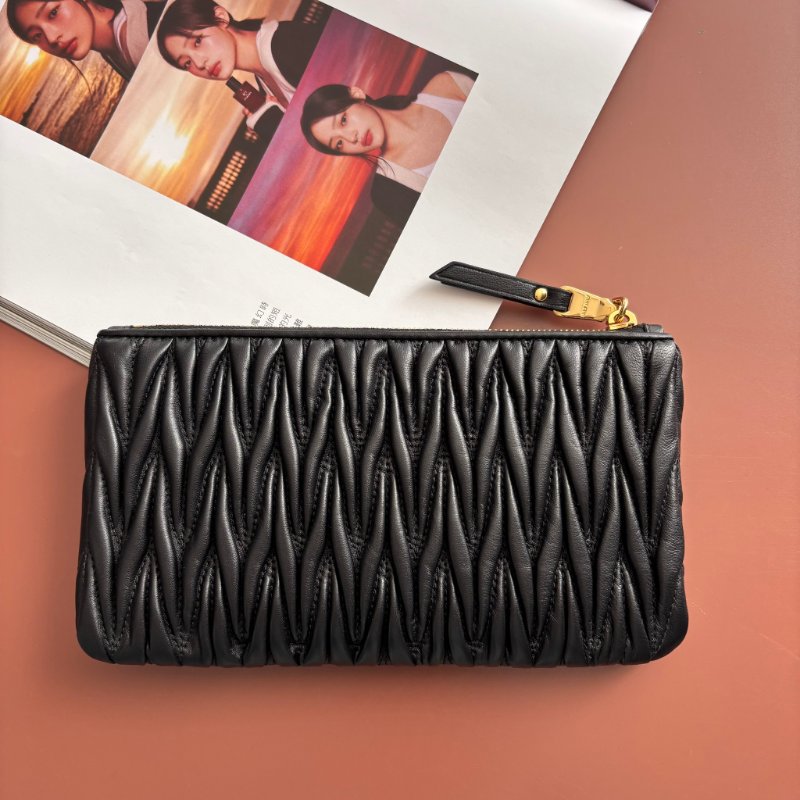 ::Miu Miu:: Matelassé 金字 黑納帕皮革 一字拉鍊手拿包 長錢包 長夾 零錢包-3