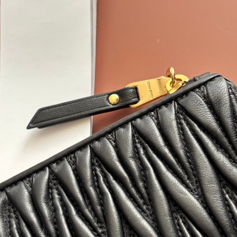::Miu Miu:: Matelassé 金字 黑納帕皮革 一字拉鍊手拿包 長錢包 長夾 零錢包-4