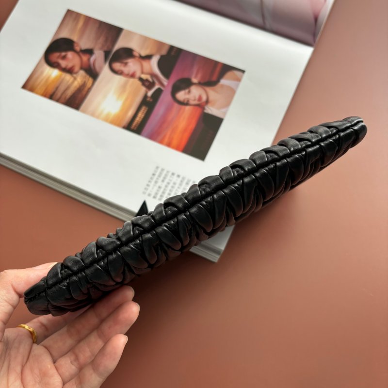 ::Miu Miu:: Matelassé 金字 黑納帕皮革 一字拉鍊手拿包 長錢包 長夾 零錢包-5