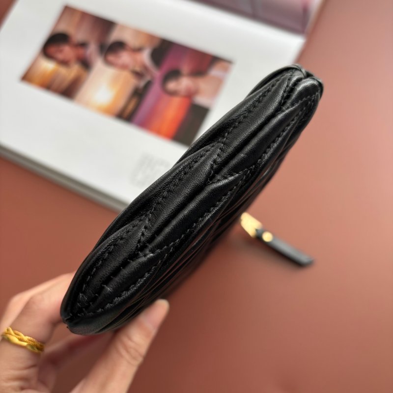 ::Miu Miu:: Matelassé 金字 黑納帕皮革 一字拉鍊手拿包 長錢包 長夾 零錢包-6