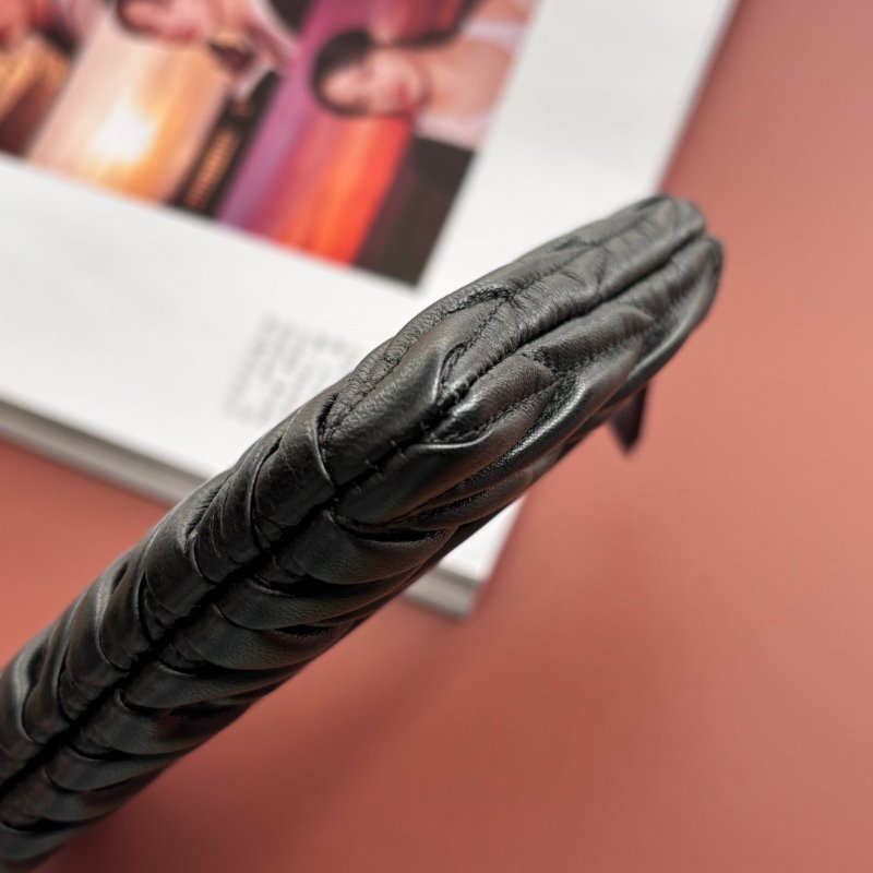 ::Miu Miu:: Matelassé 金字 黑納帕皮革 一字拉鍊手拿包 長錢包 長夾 零錢包-8