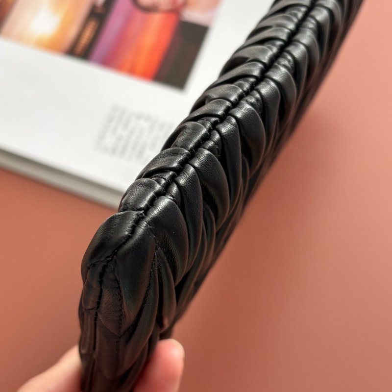 ::Miu Miu:: Matelassé 金字 黑納帕皮革 一字拉鍊手拿包 長錢包 長夾 零錢包-9