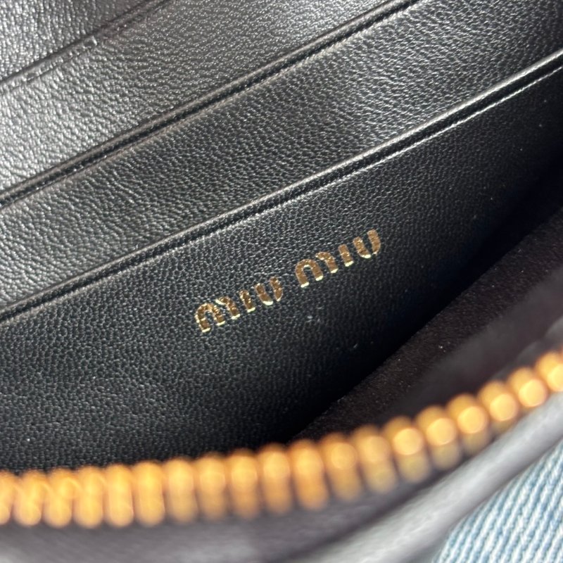 ::Miu Miu:: Matelassé 金字 黑納帕皮革 一字拉鍊手拿包 長錢包 長夾 零錢包-17