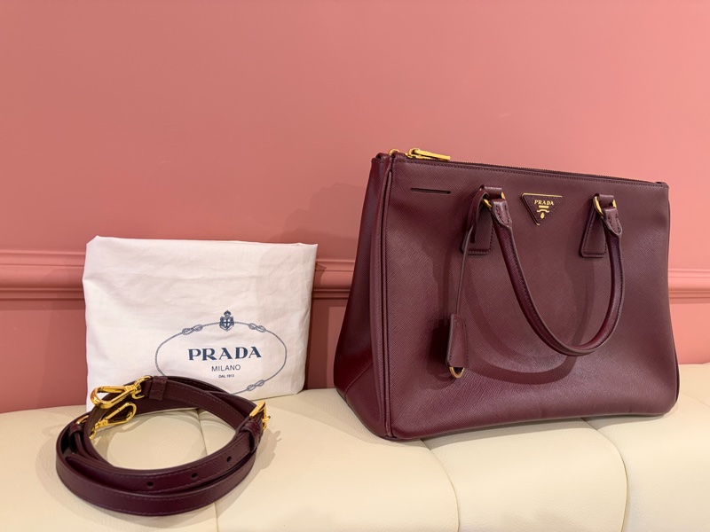 PRADA 經典 Saffiano Lux 牛皮 兩用手提 (酒紅色/勃根地紅）-0