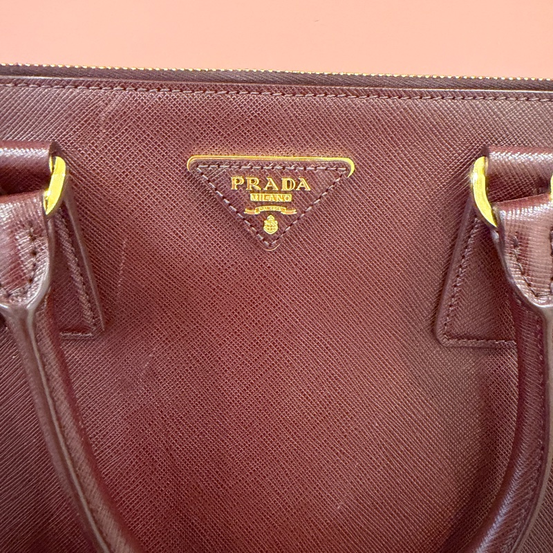 PRADA 經典 Saffiano Lux 牛皮 兩用手提 (酒紅色/勃根地紅）-2