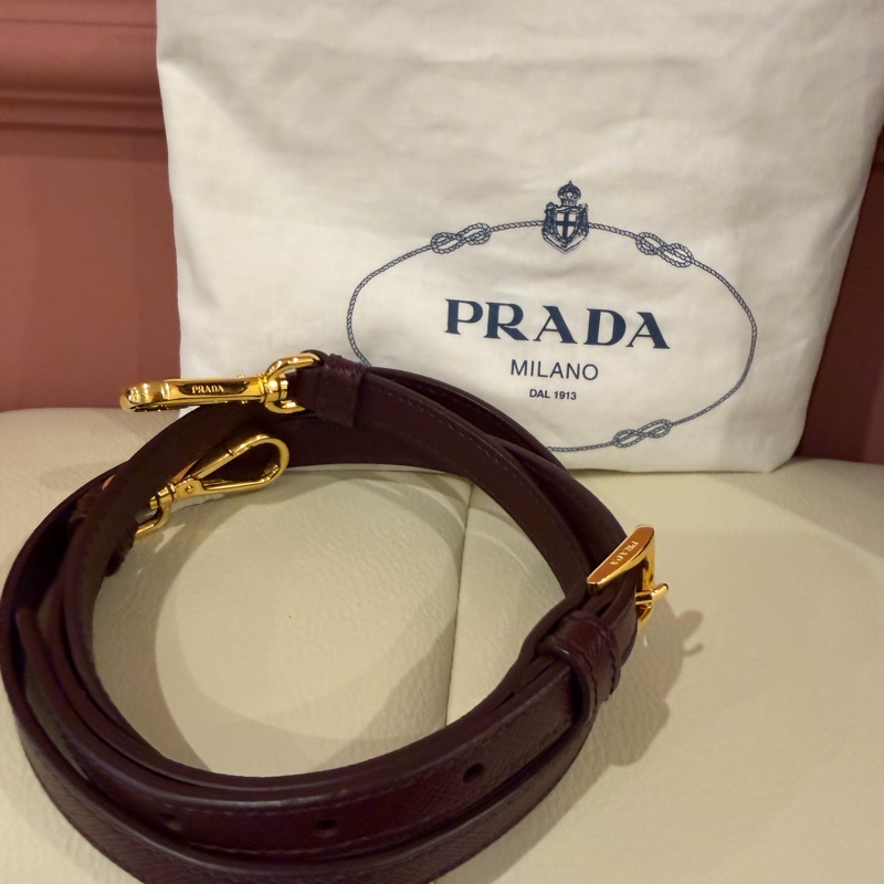 PRADA 經典 Saffiano Lux 牛皮 兩用手提 (酒紅色/勃根地紅）-3