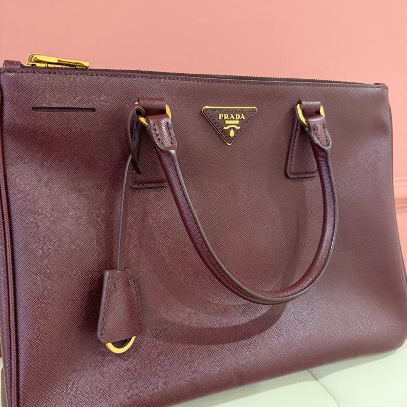 PRADA 經典 Saffiano Lux 牛皮 兩用手提 (酒紅色/勃根地紅）-4