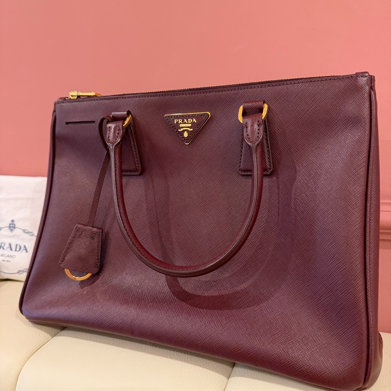 PRADA 經典 Saffiano Lux 牛皮 兩用手提 (酒紅色/勃根地紅）-5