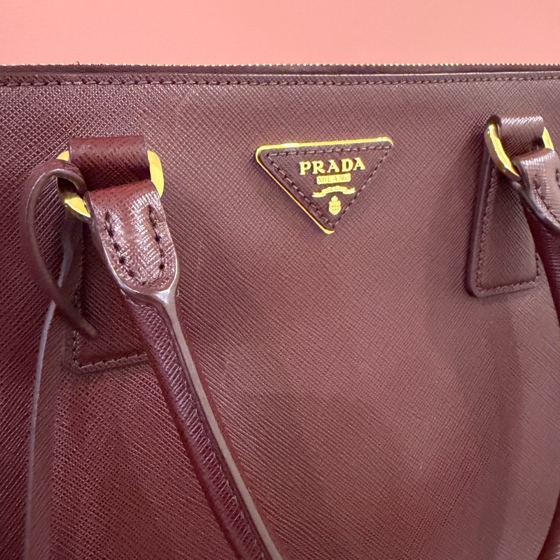 PRADA 經典 Saffiano Lux 牛皮 兩用手提 (酒紅色/勃根地紅）-6