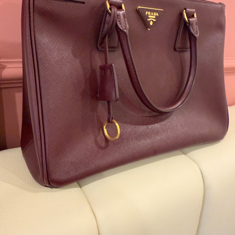 PRADA 經典 Saffiano Lux 牛皮 兩用手提 (酒紅色/勃根地紅）-7