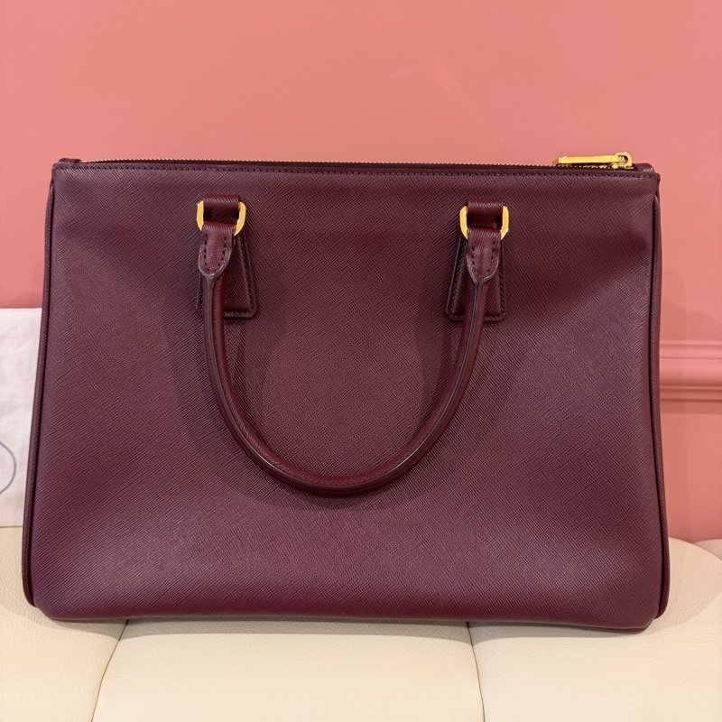 PRADA 經典 Saffiano Lux 牛皮 兩用手提 (酒紅色/勃根地紅）-8