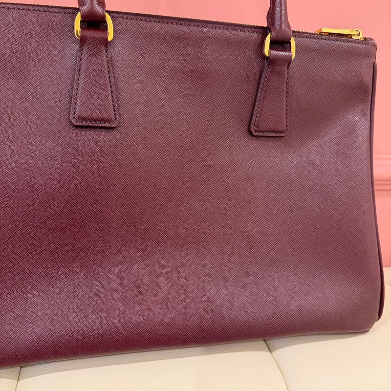 PRADA 經典 Saffiano Lux 牛皮 兩用手提 (酒紅色/勃根地紅）-10