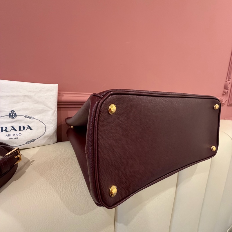 PRADA 經典 Saffiano Lux 牛皮 兩用手提 (酒紅色/勃根地紅）-14
