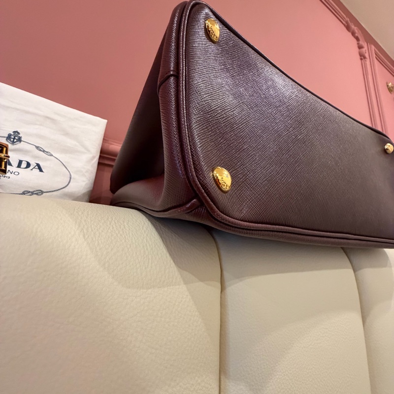 PRADA 經典 Saffiano Lux 牛皮 兩用手提 (酒紅色/勃根地紅）-15