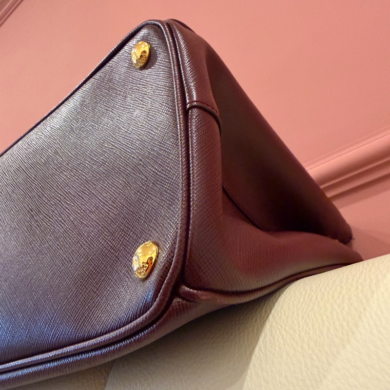 PRADA 經典 Saffiano Lux 牛皮 兩用手提 (酒紅色/勃根地紅）-16