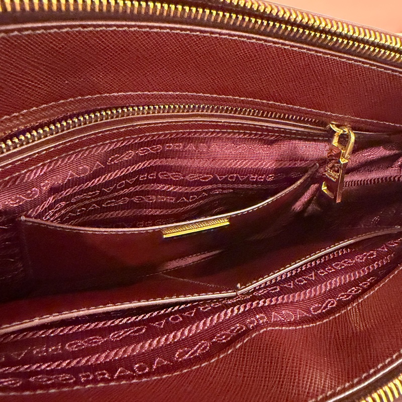 PRADA 經典 Saffiano Lux 牛皮 兩用手提 (酒紅色/勃根地紅）-20
