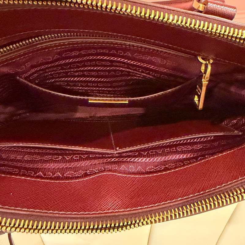 PRADA 經典 Saffiano Lux 牛皮 兩用手提 (酒紅色/勃根地紅）-21