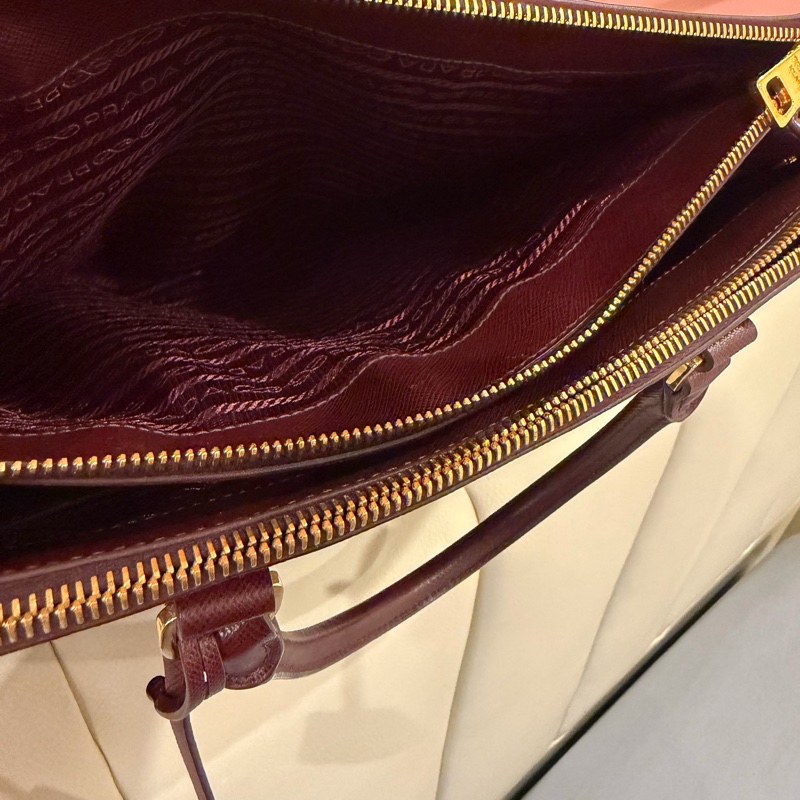 PRADA 經典 Saffiano Lux 牛皮 兩用手提 (酒紅色/勃根地紅）-22