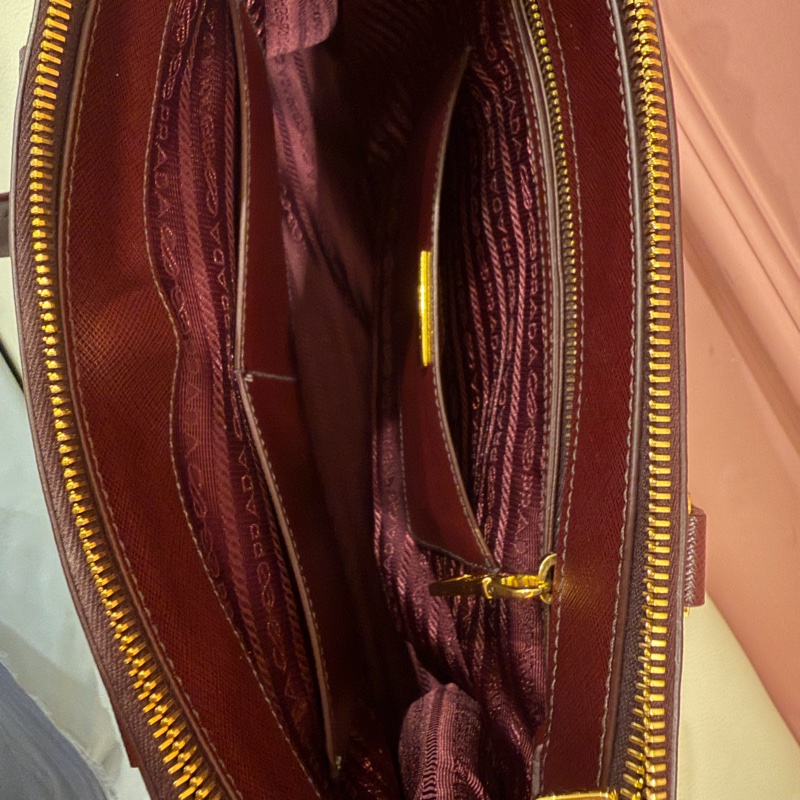 PRADA 經典 Saffiano Lux 牛皮 兩用手提 (酒紅色/勃根地紅）-25