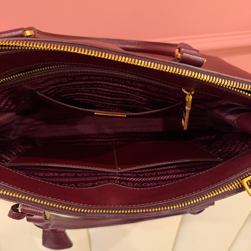 PRADA 經典 Saffiano Lux 牛皮 兩用手提 (酒紅色/勃根地紅）-26