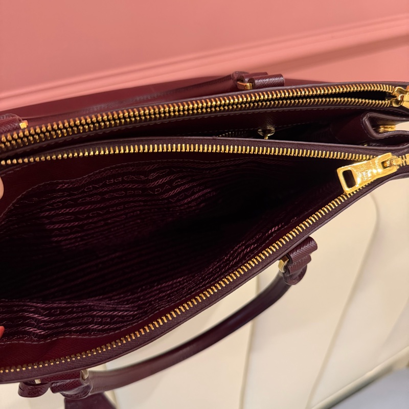 PRADA 經典 Saffiano Lux 牛皮 兩用手提 (酒紅色/勃根地紅）-27