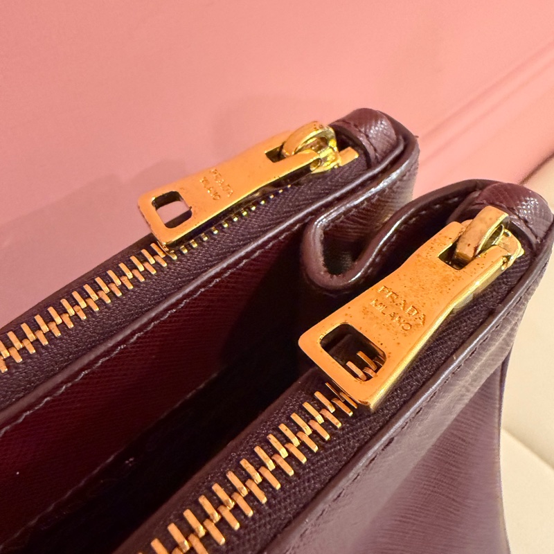 PRADA 經典 Saffiano Lux 牛皮 兩用手提 (酒紅色/勃根地紅）-28