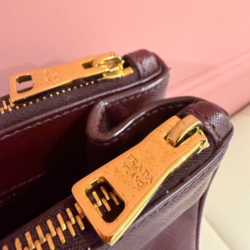PRADA 經典 Saffiano Lux 牛皮 兩用手提 (酒紅色/勃根地紅）-29