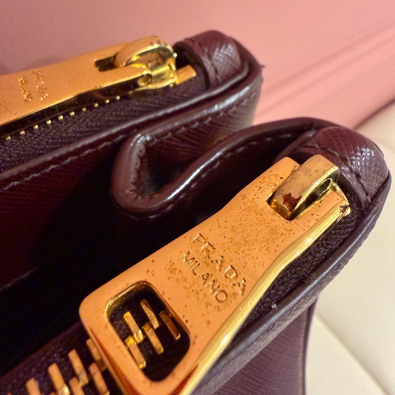 PRADA 經典 Saffiano Lux 牛皮 兩用手提 (酒紅色/勃根地紅）-30