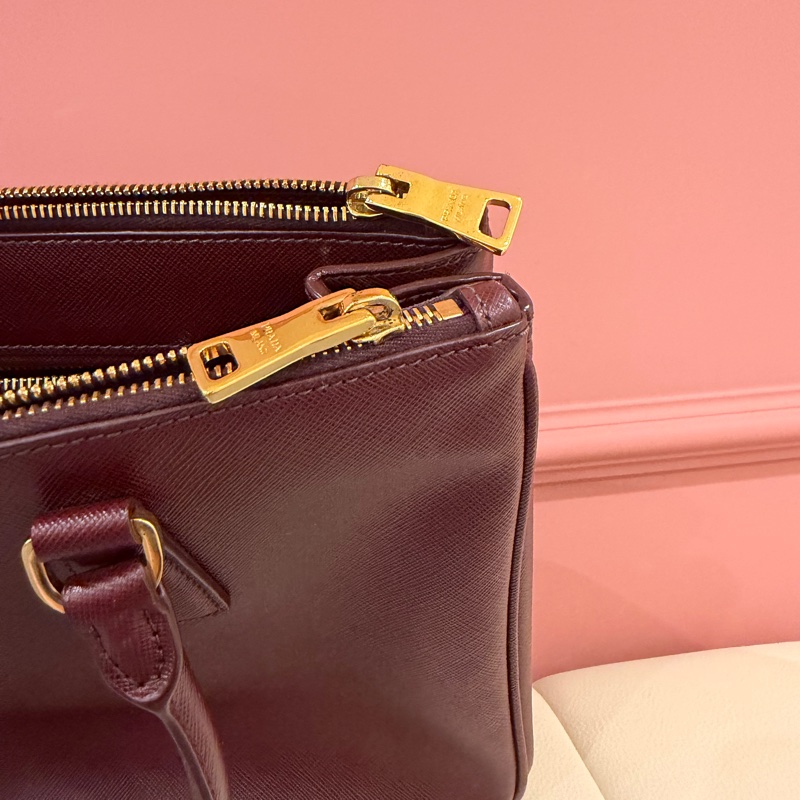 PRADA 經典 Saffiano Lux 牛皮 兩用手提 (酒紅色/勃根地紅）-32