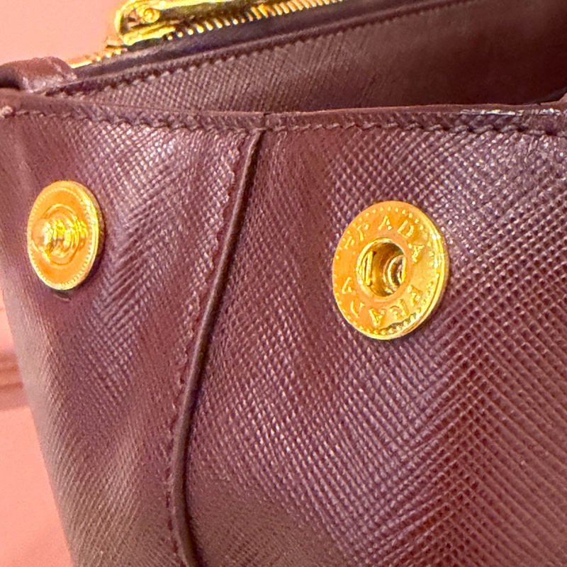 PRADA 經典 Saffiano Lux 牛皮 兩用手提 (酒紅色/勃根地紅）-33