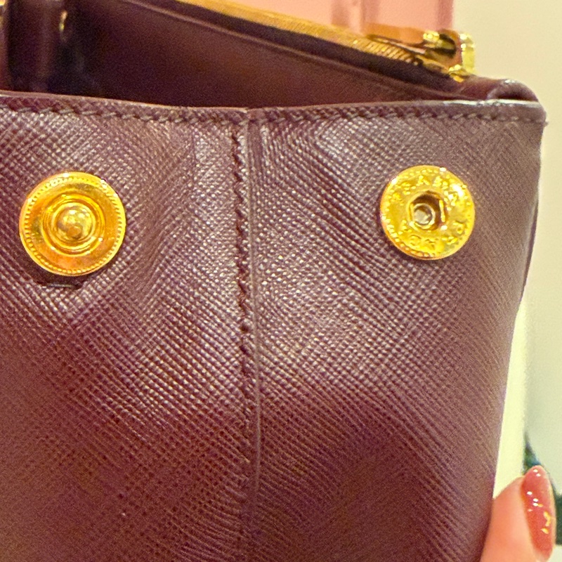 PRADA 經典 Saffiano Lux 牛皮 兩用手提 (酒紅色/勃根地紅）-34