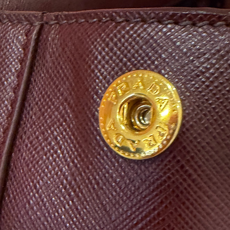 PRADA 經典 Saffiano Lux 牛皮 兩用手提 (酒紅色/勃根地紅）-35