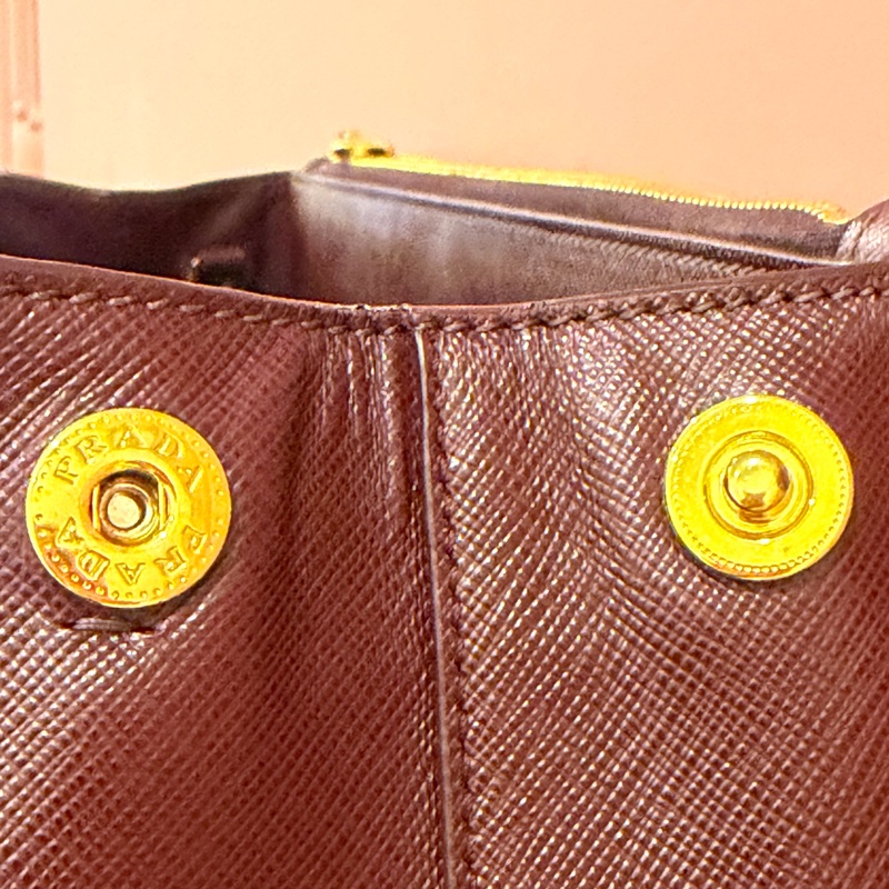 PRADA 經典 Saffiano Lux 牛皮 兩用手提 (酒紅色/勃根地紅）-37