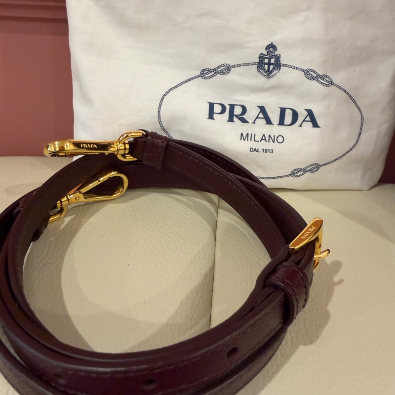 PRADA 經典 Saffiano Lux 牛皮 兩用手提 (酒紅色/勃根地紅）-38