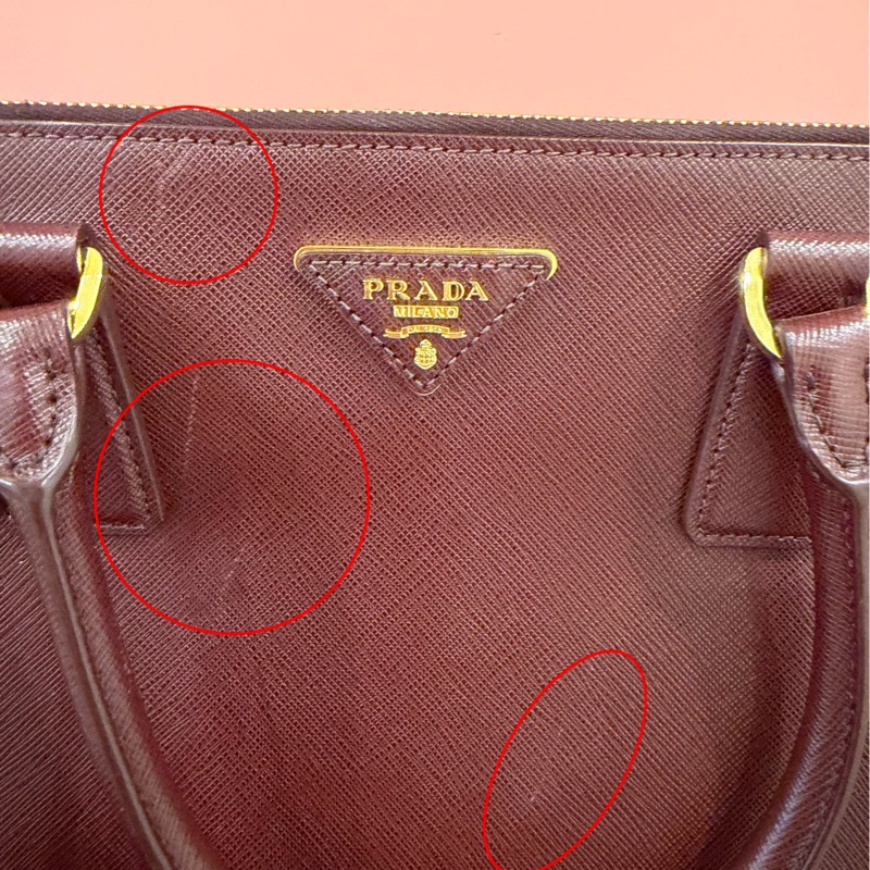 PRADA 經典 Saffiano Lux 牛皮 兩用手提 (酒紅色/勃根地紅）-43