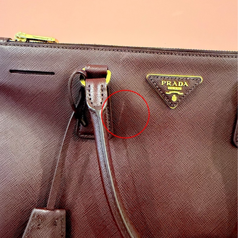 PRADA 經典 Saffiano Lux 牛皮 兩用手提 (酒紅色/勃根地紅）-44