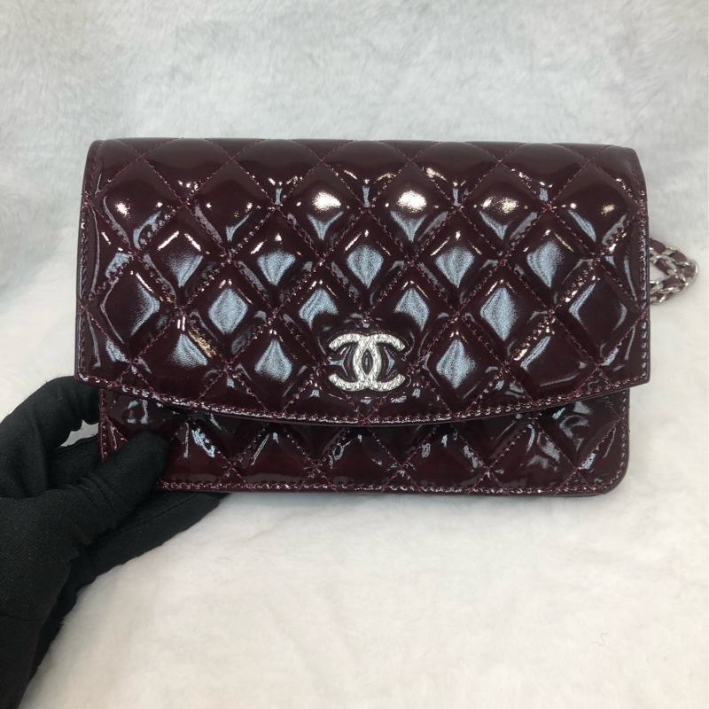 Chanel 棗紅漆皮浮雕扣WOC XC040-0