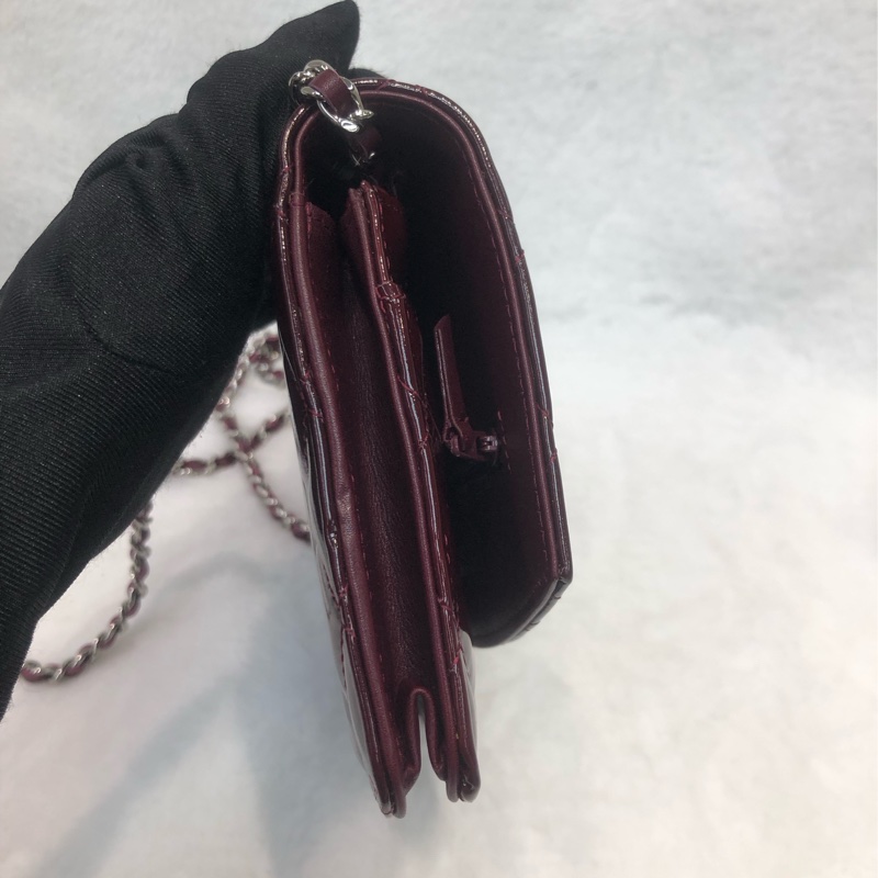 Chanel 棗紅漆皮浮雕扣WOC XC040-3