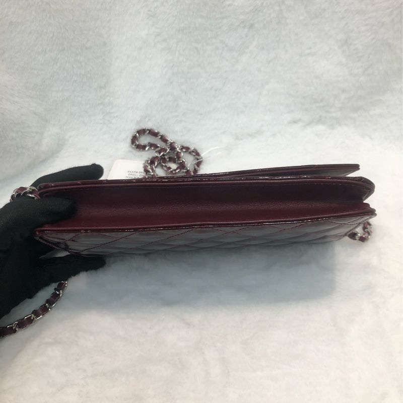 Chanel 棗紅漆皮浮雕扣WOC XC040-4