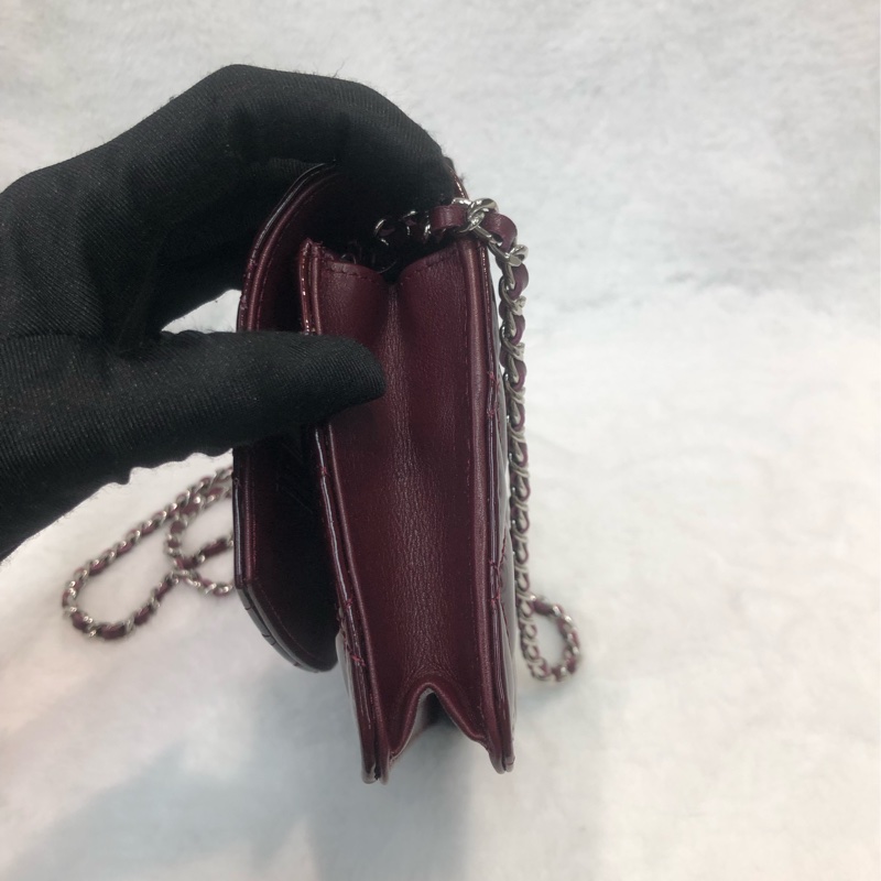 Chanel 棗紅漆皮浮雕扣WOC XC040-5