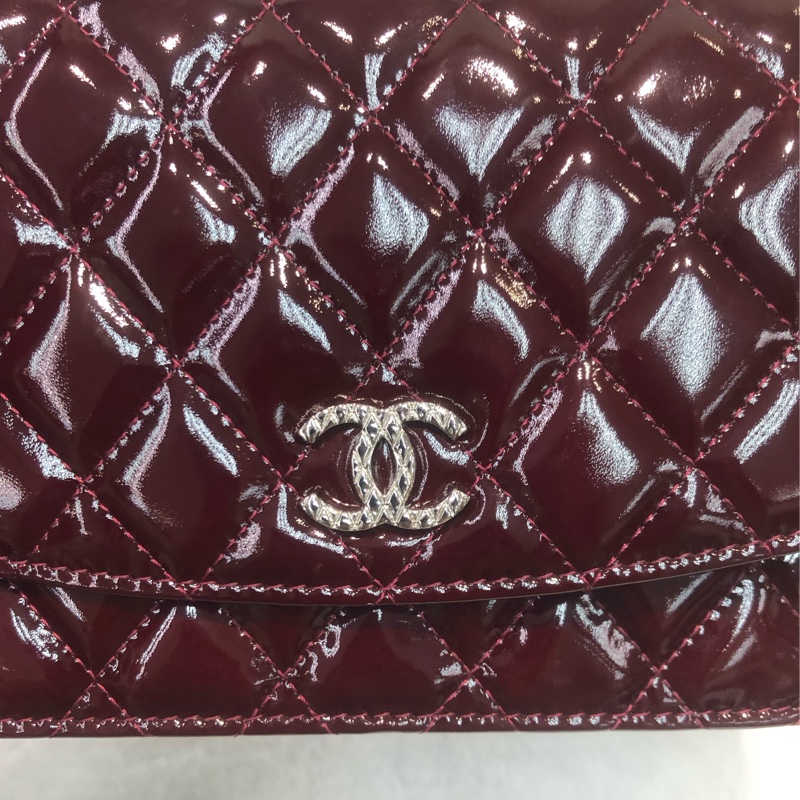 Chanel 棗紅漆皮浮雕扣WOC XC040-8